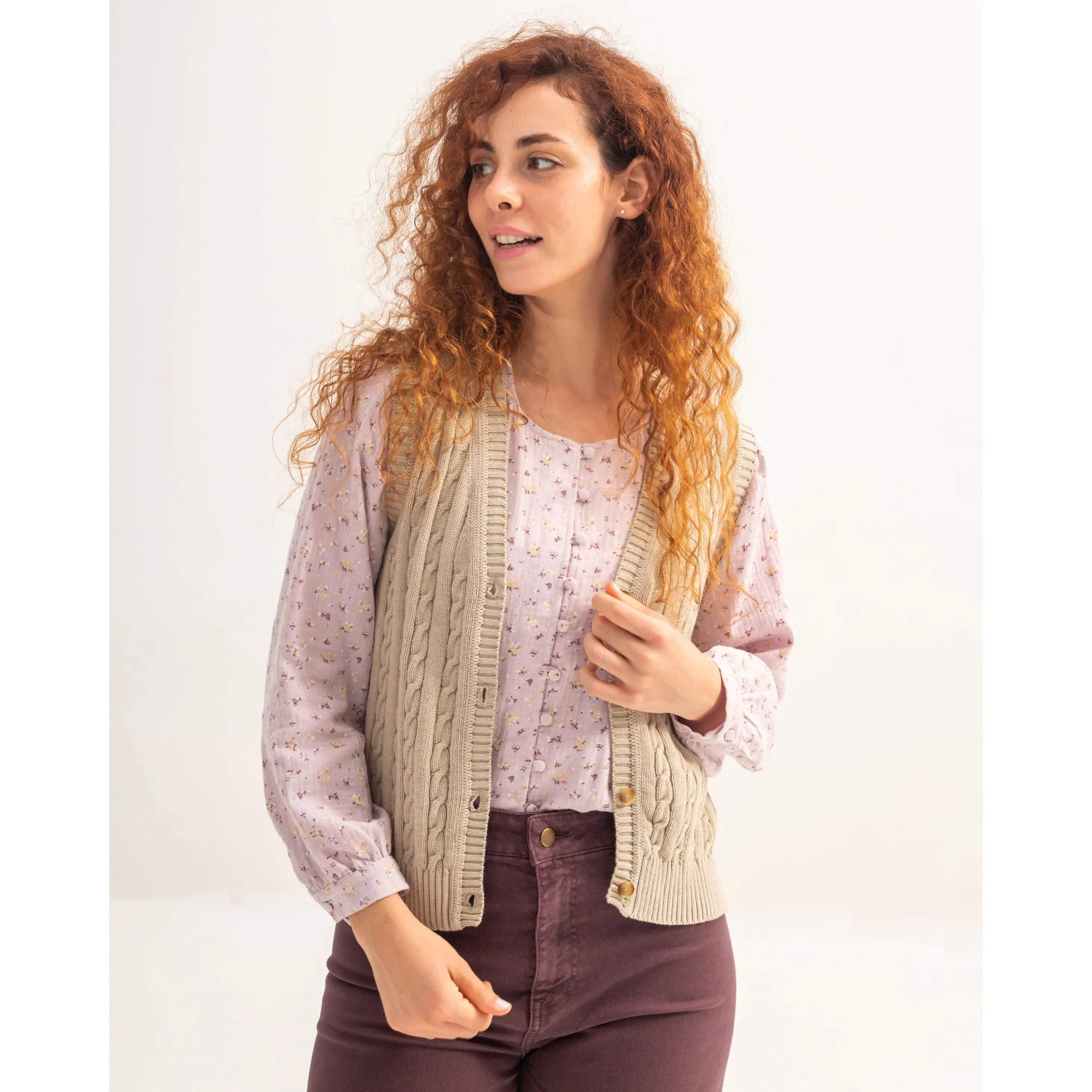 15 Ideas Outfits con Chaleco: Mejores 2026