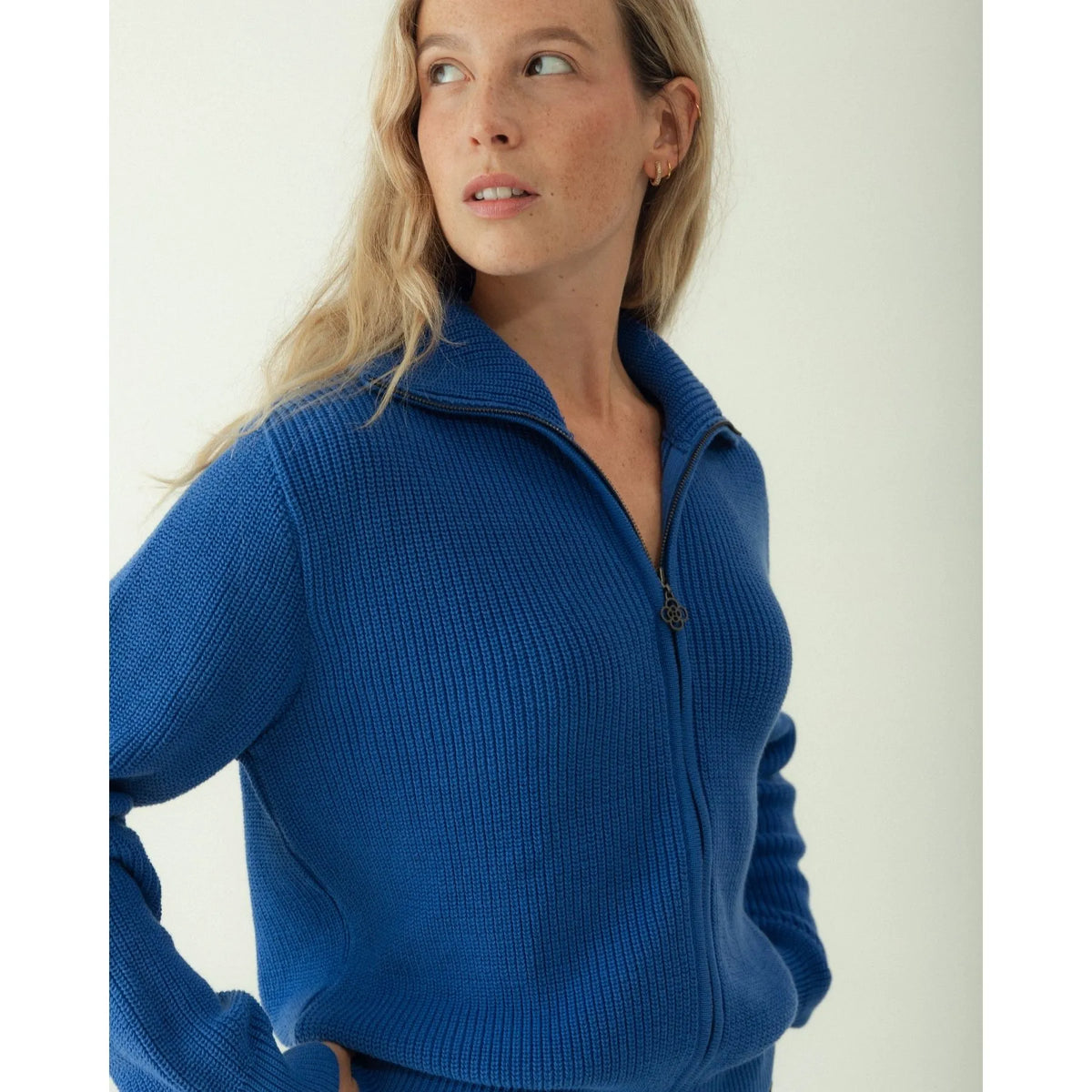 Color Azul Eléctrico: Guía moda 2026