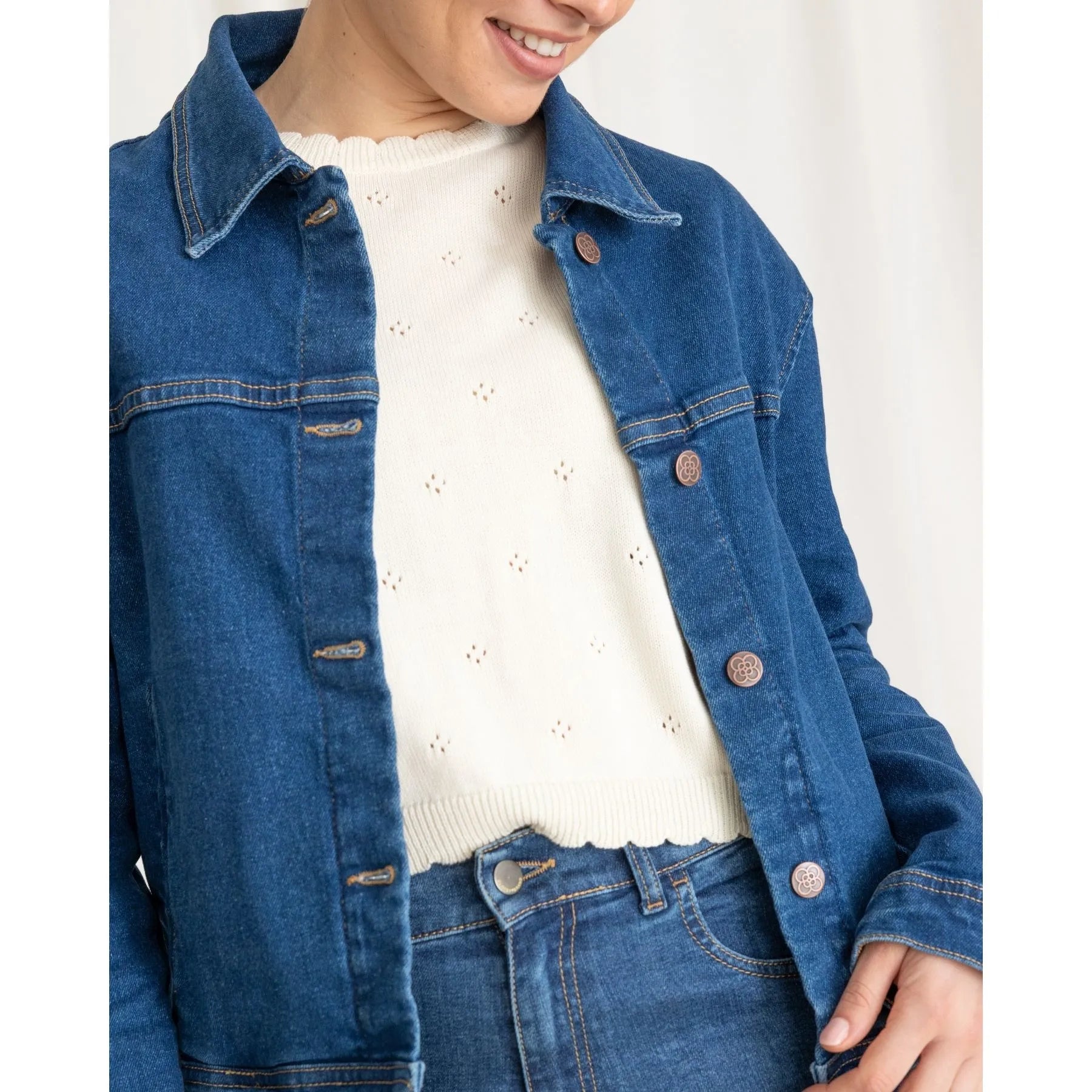 Cazadora Denim Mujer: 15 Outfits Imprescindibles (2026)