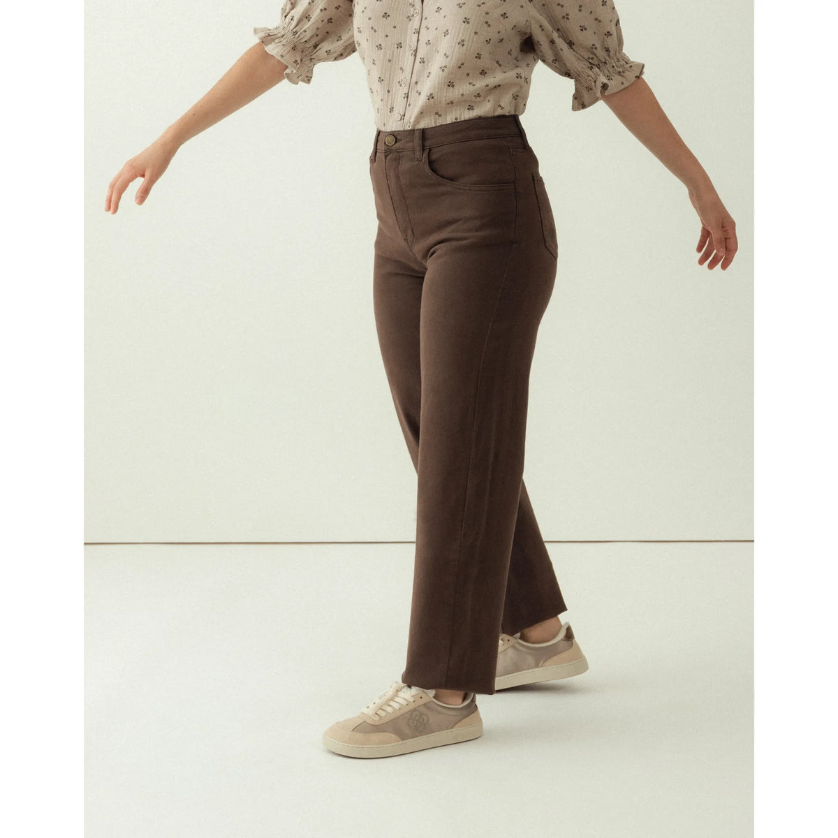 Cómo Combinar Pantalón Marrón: Guía 2026